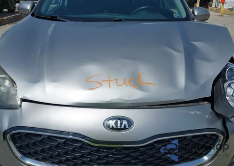 2020 Kia Sportage Lx z USA, uszkodzony, nr VIN KNDPMCAC4L7629950